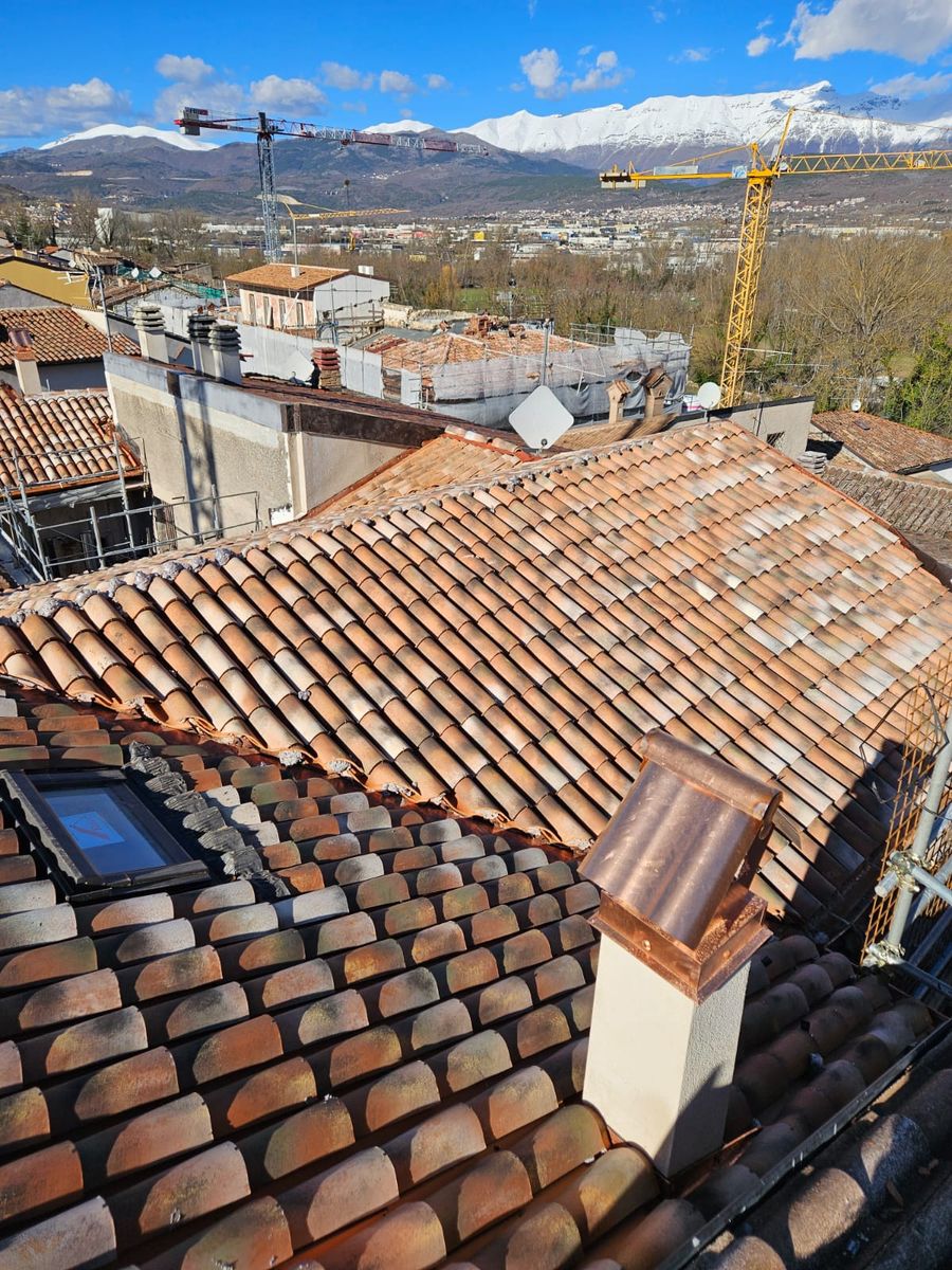 Copertura completata con coppi e comignolo con terminale in rame