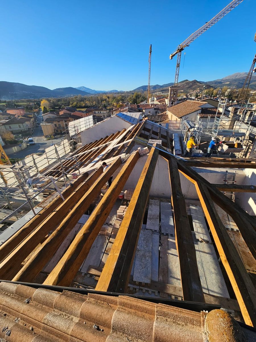 Travi in castagno in opera nel cantiere